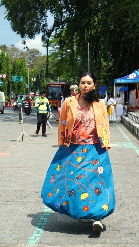 Jas Recycled Fabric, Tanktop batik, Rok Baloon _ Jade